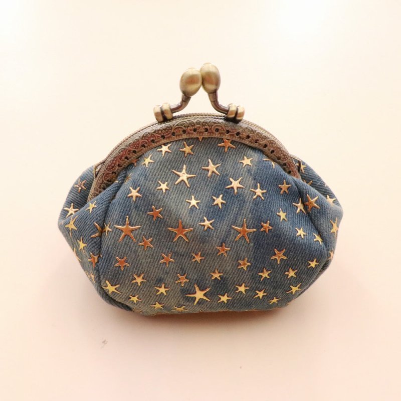 Denim Cloth Vintage Handmade Women's Hand-held Coin Purse Hasp Card $20.00 Dana Fashion Color: Light Blue Women's Bags Product information: Pattern: Flowers Lining texture: polyester cotton Applicable scenario: home storage Color: blue, black, Rose Red, l
