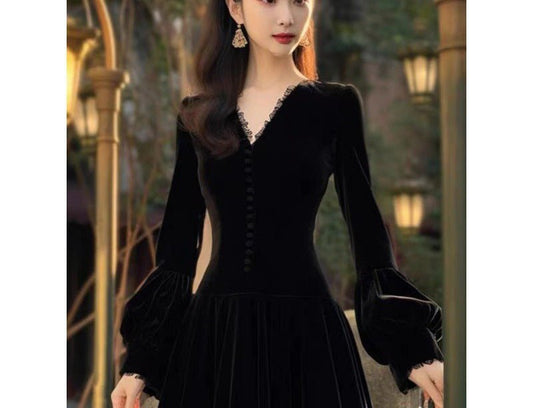 Design Hepburn Style Beautiful Temperament Long Dress $55.00 Dana Fashion Color: Black Size: 2XL Women's clothing Product information: Fabric name: gold velvet Skirt type: A- line skirt Color:Black Sleeve type: Lantern sleeve Main fabric composition: Poly