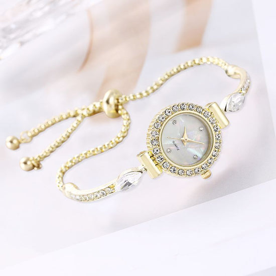 Diamond Dial Decorative Pull-out Bracelet Watch $19.00 Dana Fashion Color: Gold Women's Accessories Product information: Color: rose gold, gold, silver Waterproof: no Movement type: Quartz Mirror material: ordinary glass mirror Buckle style: single foldin