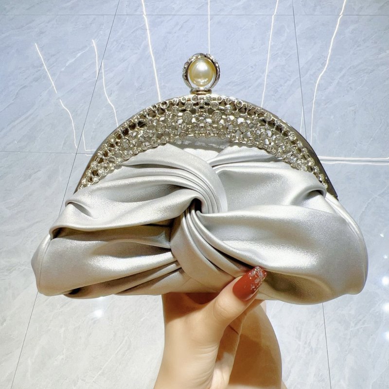 Diamond-embedded High-grade Socialite Clutch Mini $39.99 Dana Fashion Color: Silver Women's Bags Product information: Lining texture: Polyester Applicable scenario: Daily matching Color: white, black, gold, red, silver Outer bag type: open pocket Hardness