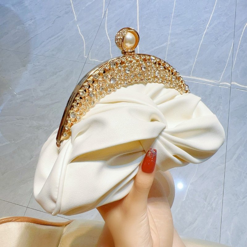 Diamond-embedded High-grade Socialite Clutch Mini $39.99 Dana Fashion Color: Black Women's Bags Product information: Lining texture: Polyester Applicable scenario: Daily matching Color: white, black, gold, red, silver Outer bag type: open pocket Hardness: