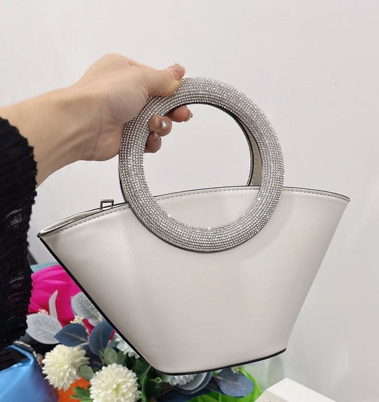 Diamond Round Handle Portable Basket Pack $123.14 Dana Fashion Color: Ivory White Women's Bags Product information: Lining texture: Polyester Applicable scenario: Daily configuration Color: classic black/black, ivory white/white, rose red/pink, customizab