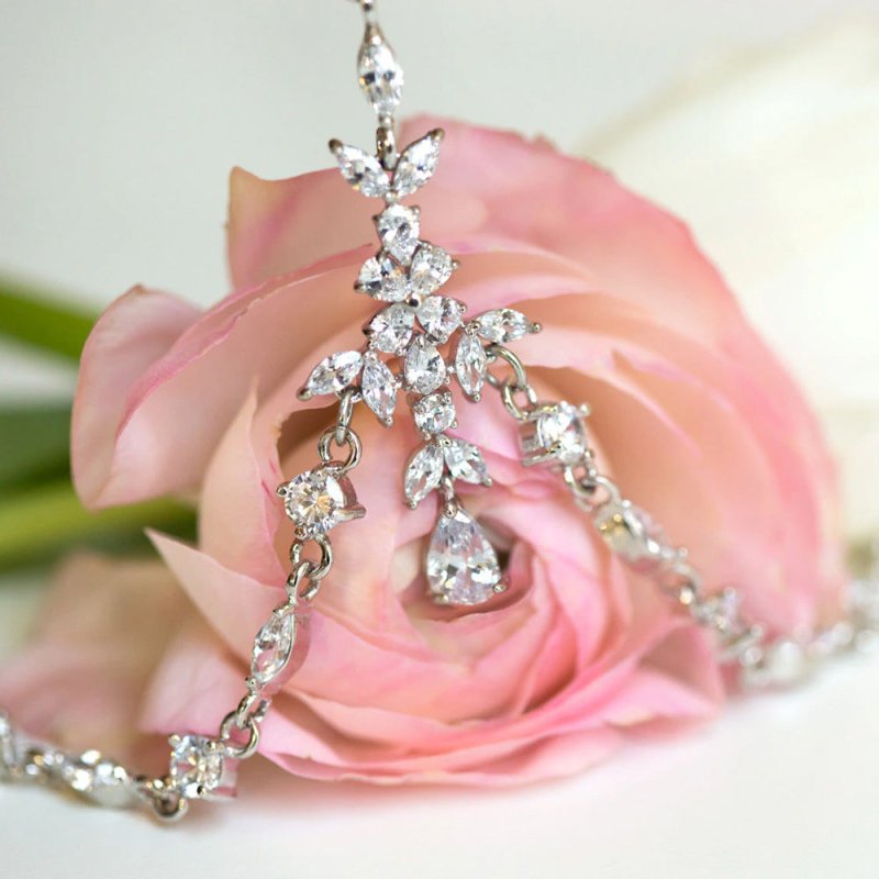 Dignified Rhinestone Hair Chain European And American Fashion All-match Multi-layer $74.81 Dana Fashion Color: Gold Women's Accessories Product information: Color: gold, silver Applicable people: women Style: multi-layer Material: Alloy Popular elements: