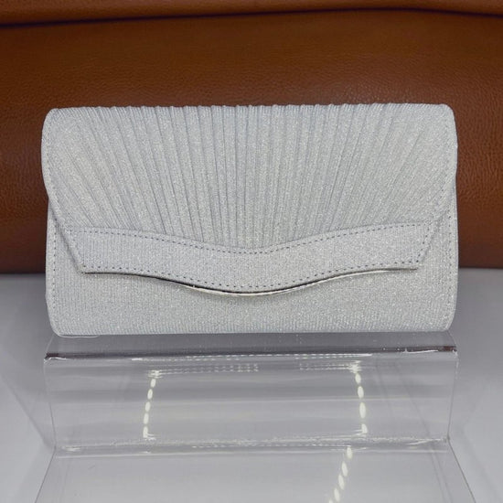 Dinner Clutch Flip Solid Color $30.61 Dana Fashion Color: Black Women's Bags Product information: Lining texture: fabric Color: black, gold, silver Outer bag type: Three-dimensional pocket Hardness: soft Material: cloth Suitcase shape: square vertical mod