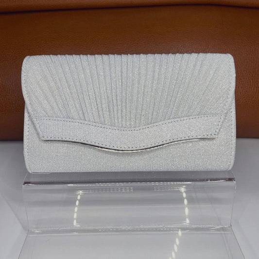 Dinner Clutch Flip Solid Color $30.61 Dana Fashion Color: Black Women's Bags Product information: Lining texture: fabric Color: black, gold, silver Outer bag type: Three-dimensional pocket Hardness: soft Material: cloth Suitcase shape: square vertical mod