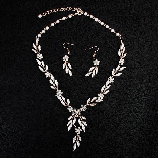 Earrings necklace bridal jewelry three-piece alloy plating European and American bride set jewelry set $34.78 Dana Fashion Color: Golden Women's Accessories Material: Alloy Processing: Plating Style: women's style Set combination: earrings + accessories C