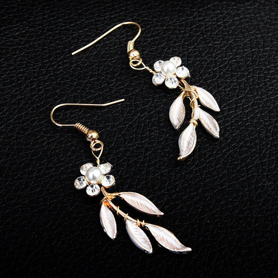 Earrings necklace bridal jewelry three-piece alloy plating European and American bride set jewelry set $34.78 Dana Fashion Color: Golden Women's Accessories Material: Alloy Processing: Plating Style: women's style Set combination: earrings + accessories C
