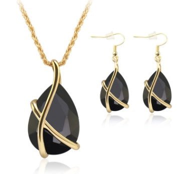 Europe and the United States cross-border e-commerce jewelry set pendant necklace earrings nostalgic crystal holiday party wedding supplies $25.50 Dana Fashion Color: Black Women's Accessories Style: Europe and America Material: Alloy Treatment process: d