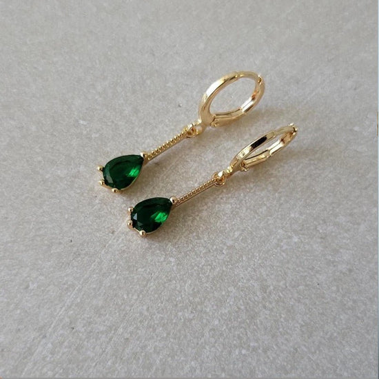 European American And French Style Luxury Ear Ring Long Water Drop $14.26 Dana Fashion Color: Green Women's Accessories Product information: Treatment Process: Polishing Applicable people: women Material: artificial crystal Shape: drop-shaped Popular elem