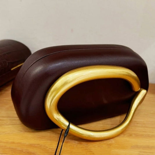 European And American Classic Round Box Clutch Dinner Bag Mini Bag $87.99 Dana Fashion Color: Brown Women's Bags Product information: Applicable scenarios: Daily matching Color: Brown Hardness: hard Material: pu Suitcase shape: Oval Bag internal structure