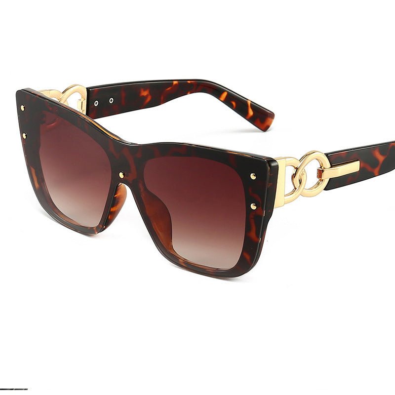 European And American Women's Fashion Glasses $19.90 Dana Fashion Color: Gradual brown flakes Women's Accessories Product information: Lens material: PC Anti-UV grade: UV400 Applicable people: women, men Color: black frame black leg black and gray film, b