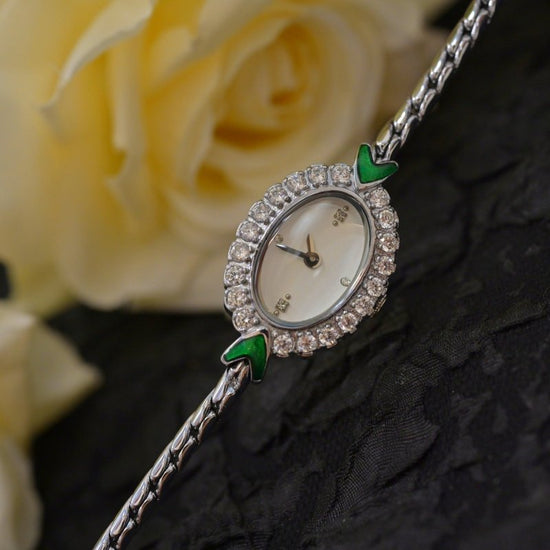 European Small Gold Women's Watch Handmade Inlaid Rhinestone Middle Ancient $136.50 Dana Fashion Color: Silver Women's Accessories Product information: Color: gold, silver Dial: 2CM * 2.5CM, 7mm thick, synthetic sapphire mirror Strap: adjustable strap, wr