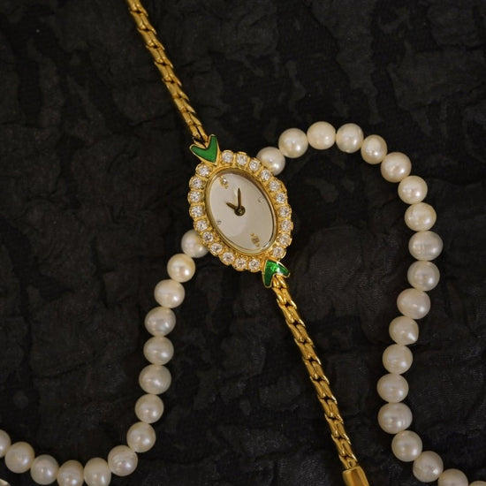 European Small Gold Women's Watch Handmade Inlaid Rhinestone Middle Ancient $136.50 Dana Fashion Color: Gold Women's Accessories Product information: Color: gold, silver Dial: 2CM * 2.5CM, 7mm thick, synthetic sapphire mirror Strap: adjustable strap, wris