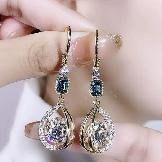 Exquisite Light Luxury High-grade Diamond-embedded Water Drop Earrings $21.99 Dana Fashion Color: Golden Ear Clip Women's Accessories Product information: Treatment Process: Diamond Color: gold ear clip Applicable people: women Style: Women's Material: Al
