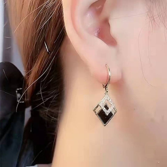 Fashion Diamond Shuangling-shaped Temperament Earrings $19.90 Dana Fashion Color: Black Women's Accessories Product information: Treatment Process: Electroplating Style: Women's Color: Black Material: Alloy Shape: Diamond Packing list: Earrings *1 pair Pr
