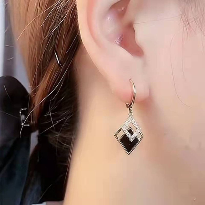 Fashion Diamond Shuangling-shaped Temperament Earrings $19.90 Dana Fashion Color: Black Women's Accessories Product information: Treatment Process: Electroplating Style: Women's Color: Black Material: Alloy Shape: Diamond Packing list: Earrings *1 pair Pr