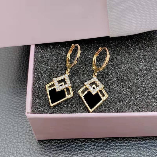 Fashion Diamond Shuangling-shaped Temperament Earrings $19.90 Dana Fashion Color: Black Women's Accessories Product information: Treatment Process: Electroplating Style: Women's Color: Black Material: Alloy Shape: Diamond Packing list: Earrings *1 pair Pr