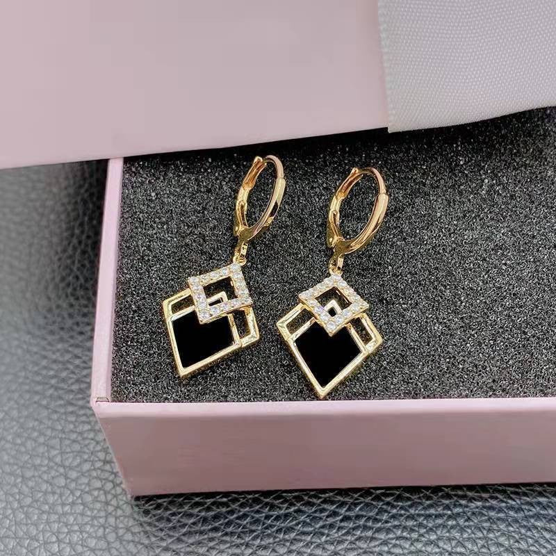 Fashion Diamond Shuangling-shaped Temperament Earrings $19.90 Dana Fashion Color: Black Women's Accessories Product information: Treatment Process: Electroplating Style: Women's Color: Black Material: Alloy Shape: Diamond Packing list: Earrings *1 pair Pr