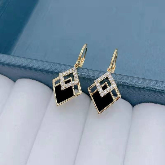 Fashion Diamond Shuangling-shaped Temperament Earrings $19.90 Dana Fashion Color: Black Women's Accessories Product information: Treatment Process: Electroplating Style: Women's Color: Black Material: Alloy Shape: Diamond Packing list: Earrings *1 pair Pr