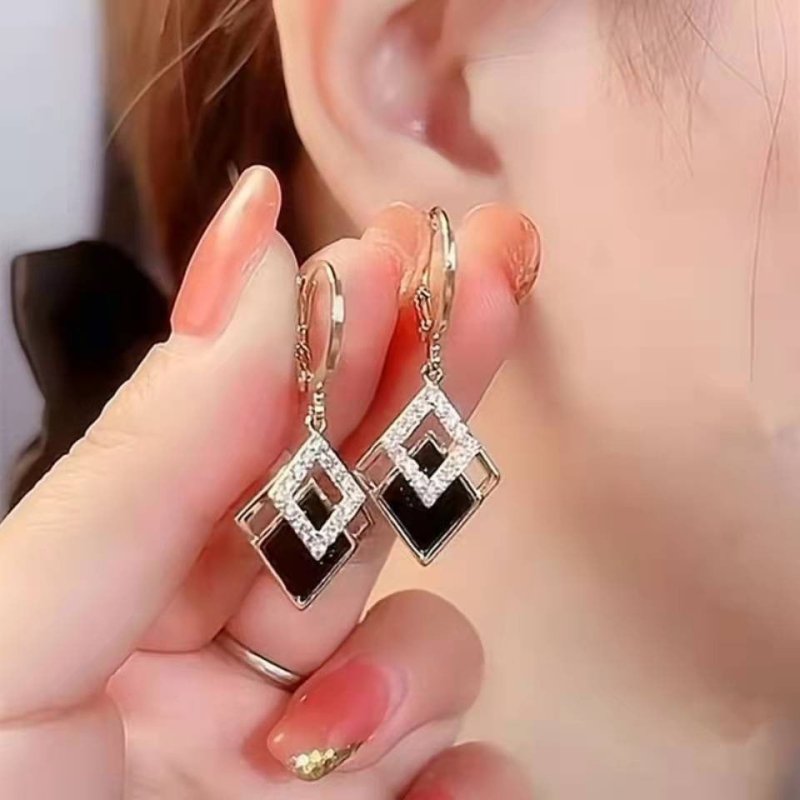 Fashion Diamond Shuangling-shaped Temperament Earrings $19.90 Dana Fashion Color: Black Women's Accessories Product information: Treatment Process: Electroplating Style: Women's Color: Black Material: Alloy Shape: Diamond Packing list: Earrings *1 pair Pr