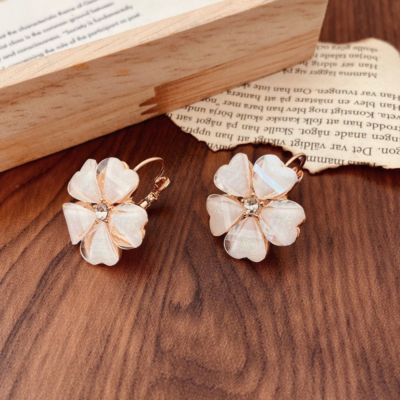 Fashion Earrings Flower Sweet And Gentle $7.50 Dana Fashion Color: 01KC Gold 4313 Women's Accessories Product information: Treatment Process: Electroplating Color: 01KC gold 4313,KC gold beige 0640,KC gold earrings ear clip 7041,KC gold earrings 7042 Appl