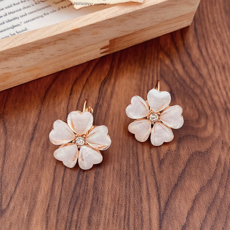Fashion Earrings Flower Sweet And Gentle $7.50 Dana Fashion Color: 01KC Gold 4313 Women's Accessories Product information: Treatment Process: Electroplating Color: 01KC gold 4313,KC gold beige 0640,KC gold earrings ear clip 7041,KC gold earrings 7042 Appl