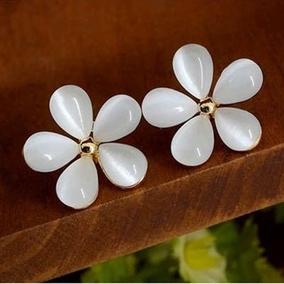 Fashion Earrings Flower Sweet And Gentle $7.50 Dana Fashion Color: KC Gold Beige 0640 Women's Accessories Product information: Treatment Process: Electroplating Color: 01KC gold 4313,KC gold beige 0640,KC gold earrings ear clip 7041,KC gold earrings 7042