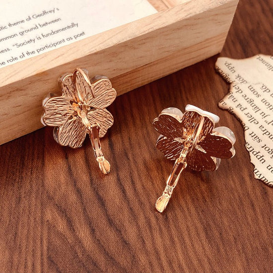 Fashion Earrings Flower Sweet And Gentle $7.50 Dana Fashion Color: 01KC Gold 4313 Women's Accessories Product information: Treatment Process: Electroplating Color: 01KC gold 4313,KC gold beige 0640,KC gold earrings ear clip 7041,KC gold earrings 7042 Appl