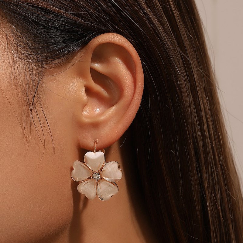 Fashion Earrings Flower Sweet And Gentle $7.50 Dana Fashion Color: 01KC Gold 4313 Women's Accessories Product information: Treatment Process: Electroplating Color: 01KC gold 4313,KC gold beige 0640,KC gold earrings ear clip 7041,KC gold earrings 7042 Appl