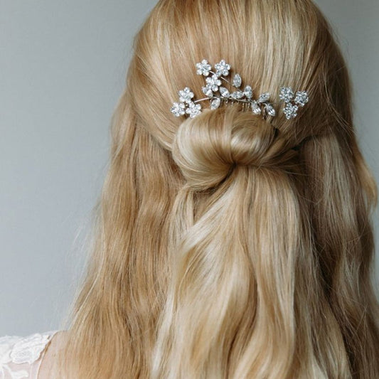 Fashion Flower Hair Comb Female Elegant Simple $20.03 Dana Fashion Color: Gold Women's Accessories Product information: Treatment Process: Electroplating Color: gold, silver Material: Rhinestone Shape: Flower Packing list: Hair comb X1pcs Product Image: