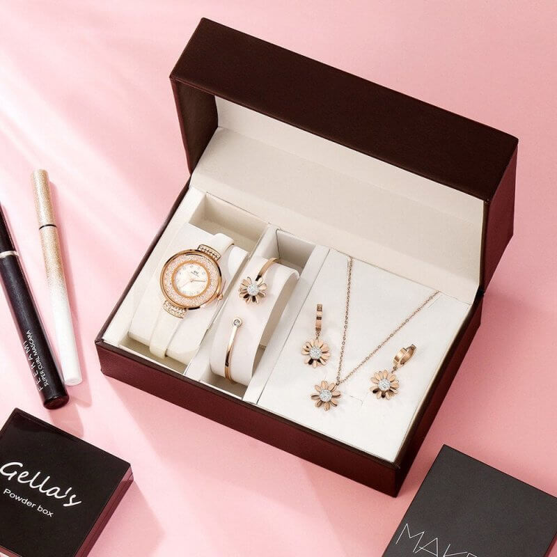 Fashion girl leather exquisite watch gift box $79.50 Dana Fashion Color: White Women's Accessories Display type: pointer Applicable people: female Waterproof: Yes Waterproof performance: 30M Movement type: Quartz Thickness: 7mm Dial diameter: 30mm Crown t