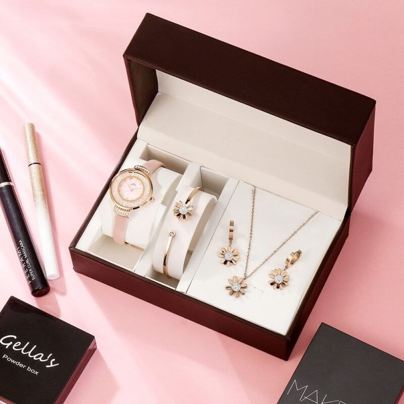 Fashion girl leather exquisite watch gift box $79.50 Dana Fashion Color: Pink Women's Accessories Display type: pointer Applicable people: female Waterproof: Yes Waterproof performance: 30M Movement type: Quartz Thickness: 7mm Dial diameter: 30mm Crown ty