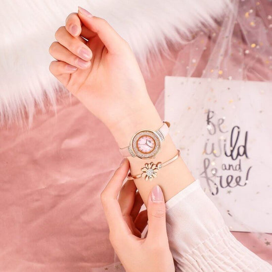 Fashion girl leather exquisite watch gift box $79.50 Dana Fashion Color: Black Women's Accessories Display type: pointer Applicable people: female Waterproof: Yes Waterproof performance: 30M Movement type: Quartz Thickness: 7mm Dial diameter: 30mm Crown t