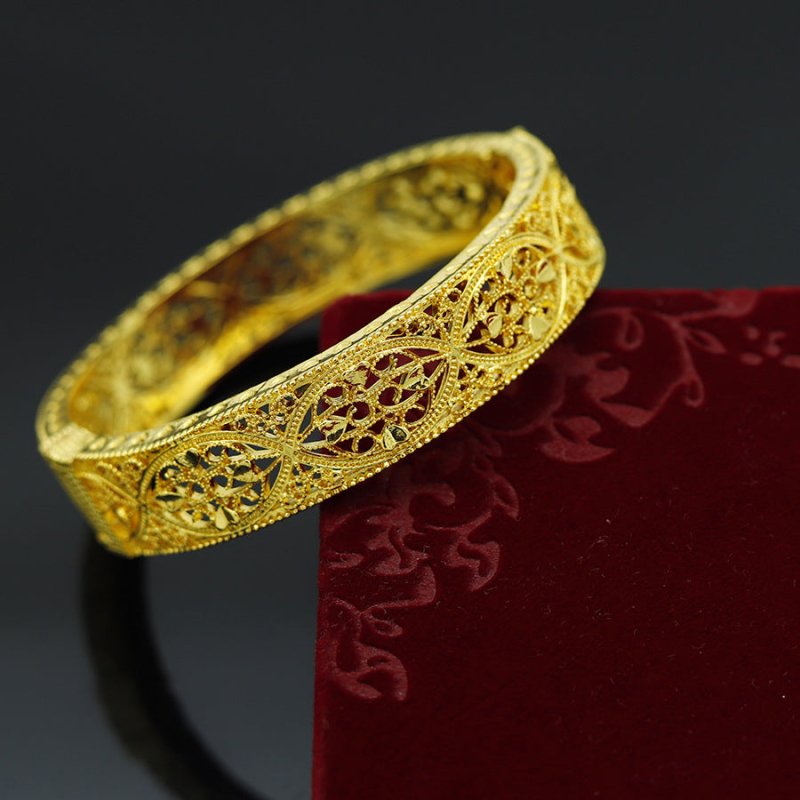 Fashion Hollowed-out Women's Versatile Jewelry $17.00 Dana Fashion Colour: Golden Women's Accessories Product information: Treatment Process: Electroplating Material: Alloy Style: Simple Category: Bracelet Packing list: Bracelet *1 Product Image: