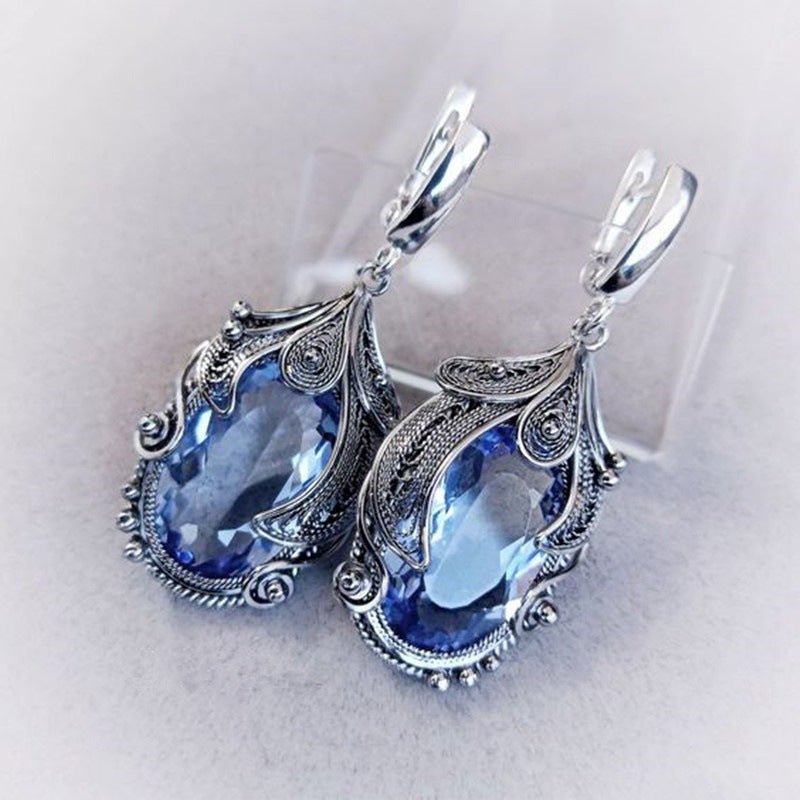 Fashion Imitation Platinum Inlaid Blue Zircon Women's Creative Drop Earrings $15.00 Dana Fashion Color: Blue Diamond White Gold Color Women's Accessories Product information: Color: Blue Diamond [white gold color]] Applicable people: women Material: Alloy