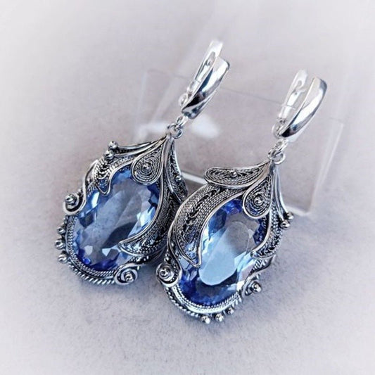 Fashion Imitation Platinum Inlaid Blue Zircon Women's Creative Drop Earrings $15.00 Dana Fashion Color: Blue Diamond White Gold Color Women's Accessories Product information: Color: Blue Diamond [white gold color]] Applicable people: women Material: Alloy