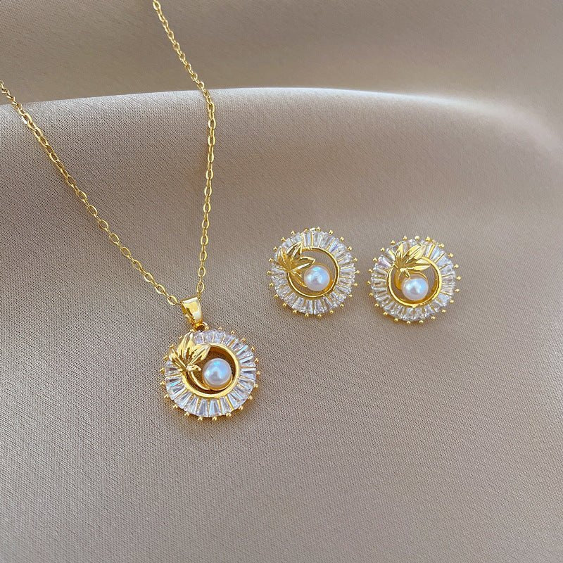 Fashion Jewelry Square Full Diamond Personalized Round Ring Leaves Necklace And Earrings Suite $19.28 Dana Fashion Color: D515 Necklace Women's Accessories Overview: Unique design, stylish and beautiful. Good material, High quality. Product information: T