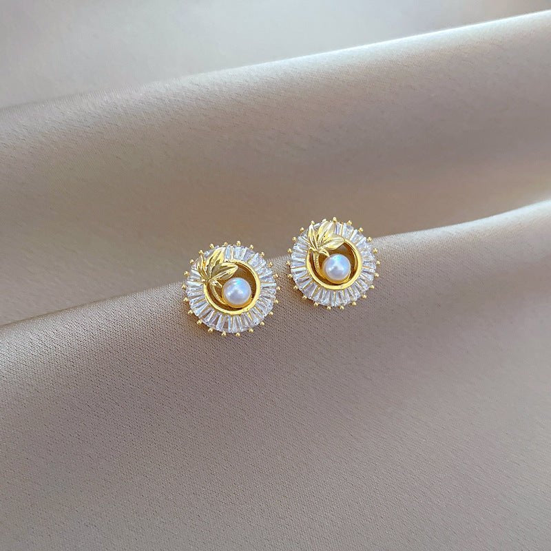 Fashion Jewelry Square Full Diamond Personalized Round Ring Leaves Necklace And Earrings Suite $25.40 Dana Fashion Color: D516 Ear Studs Women's Accessories Overview: Unique design, stylish and beautiful. Good material, High quality. Product information: