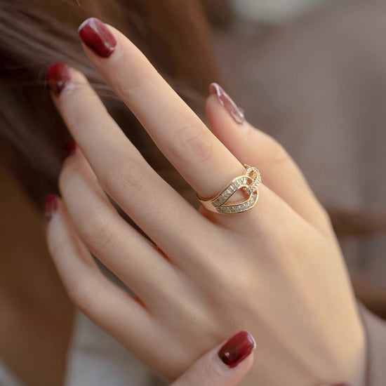 Fashion Micro-inlaid Zircon Ring Women $19.08 Dana Fashion Color: Gold Women's Accessories Product information: Type: Ring Treatment Process: Electroplating Color: Micro-inlaid split ring Style: Women's Material: Copper Style: Fashion Packing list: Ring *
