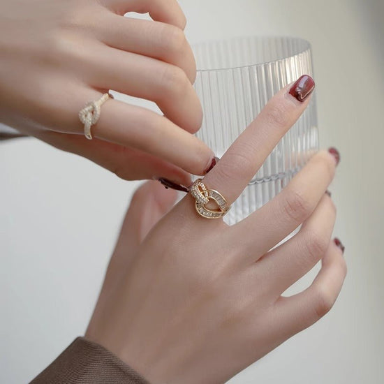 Fashion Micro-inlaid Zircon Ring Women $19.08 Dana Fashion Color: Gold Women's Accessories Product information: Type: Ring Treatment Process: Electroplating Color: Micro-inlaid split ring Style: Women's Material: Copper Style: Fashion Packing list: Ring *