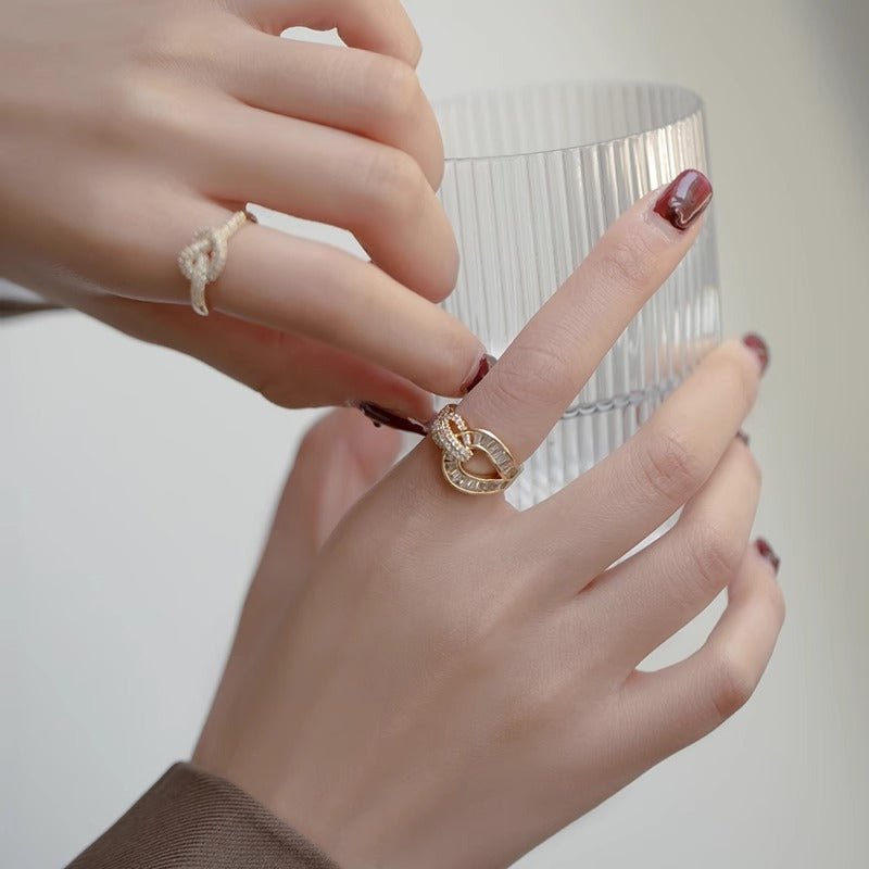 Fashion Micro-inlaid Zircon Ring Women $19.08 Dana Fashion Color: Gold Women's Accessories Product information: Type: Ring Treatment Process: Electroplating Color: Micro-inlaid split ring Style: Women's Material: Copper Style: Fashion Packing list: Ring *