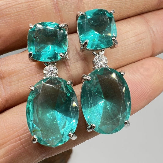 Fashion Personality European And American Earrings Women $19.00 Dana Fashion Color: Green Women's Accessories Product information: Color: red, green Material: Alloy Shape: Geometry Style: Simple Packing list: Earrings *1 pair Product Image: