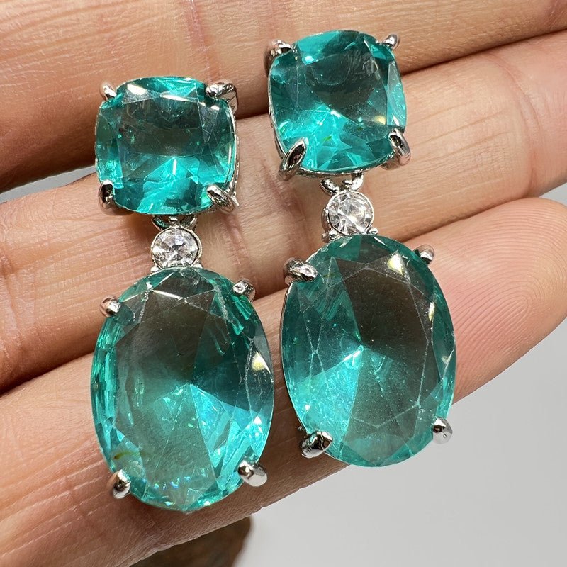 Fashion Personality European And American Earrings Women $19.00 Dana Fashion Color: Green Women's Accessories Product information: Color: red, green Material: Alloy Shape: Geometry Style: Simple Packing list: Earrings *1 pair Product Image:
