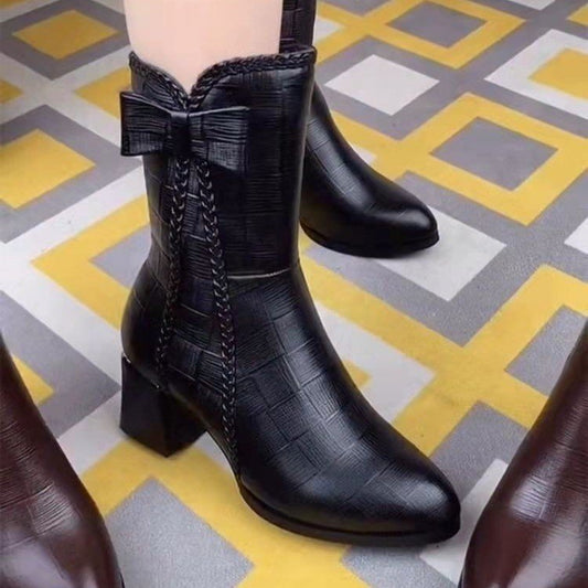 Fashion Personality Ladies Bow Martin Boots $39.99 Dana Fashion Color: Black Size: 35 Women's shoes ข้อมูลผลิตภัณฑ์: ลวดลาย: สีพื้น สี: ดำ, น้ำตาลเข้ม ขนาด: 35, 36, 37, 38, 39, 40, 41, 42 องค์ประกอบยอดนิยม: โบว์, ด้ายเย็บ, แพลตฟอร์มกันน้ำ รูปร่างส่วนปลายเ