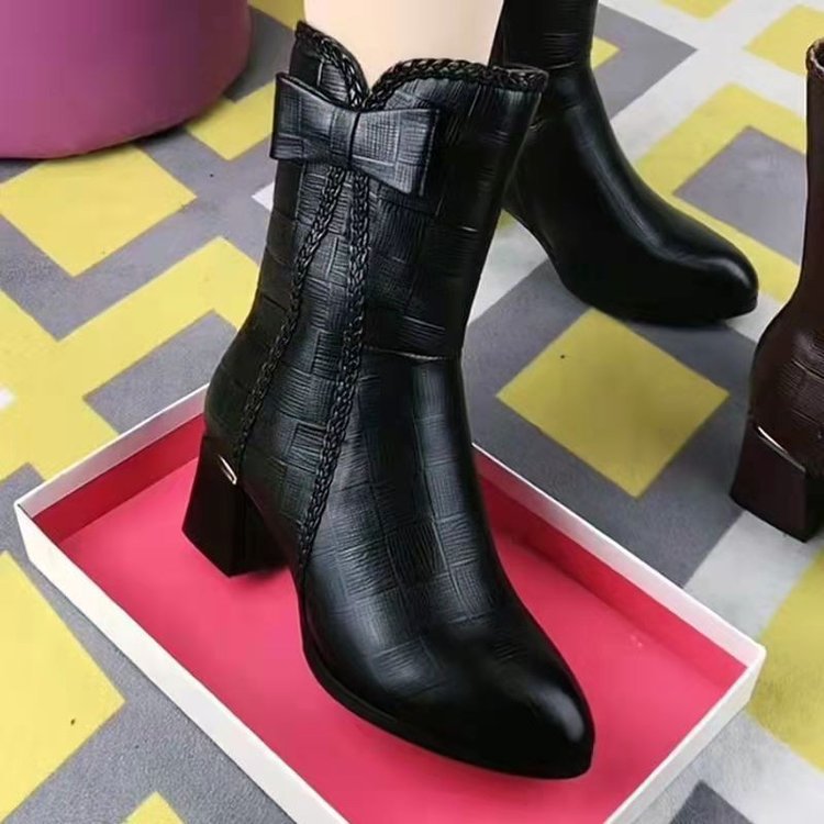 Fashion Personality Ladies Bow Martin Boots $39.99 Dana Fashion Color: Black Size: 35 Women's shoes ข้อมูลผลิตภัณฑ์: ลวดลาย: สีพื้น สี: ดำ, น้ำตาลเข้ม ขนาด: 35, 36, 37, 38, 39, 40, 41, 42 องค์ประกอบยอดนิยม: โบว์, ด้ายเย็บ, แพลตฟอร์มกันน้ำ รูปร่างส่วนปลายเ
