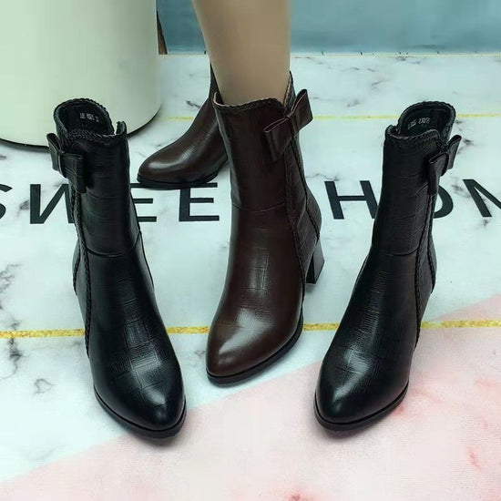 Fashion Personality Ladies Bow Martin Boots $39.99 Dana Fashion Color: Black Size: 35 Women's shoes ข้อมูลผลิตภัณฑ์: ลวดลาย: สีพื้น สี: ดำ, น้ำตาลเข้ม ขนาด: 35, 36, 37, 38, 39, 40, 41, 42 องค์ประกอบยอดนิยม: โบว์, ด้ายเย็บ, แพลตฟอร์มกันน้ำ รูปร่างส่วนปลายเ