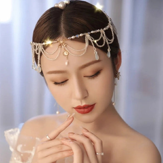 Fashion Personality New Glass Girl Headdress $20.03 Dana Fashion Color: Glass Water Droplets Women's Accessories Product information: Color: glass water drop forehead ornaments Style: Women's Material: Plastic Shape: Wave Popular elements: forehead decora