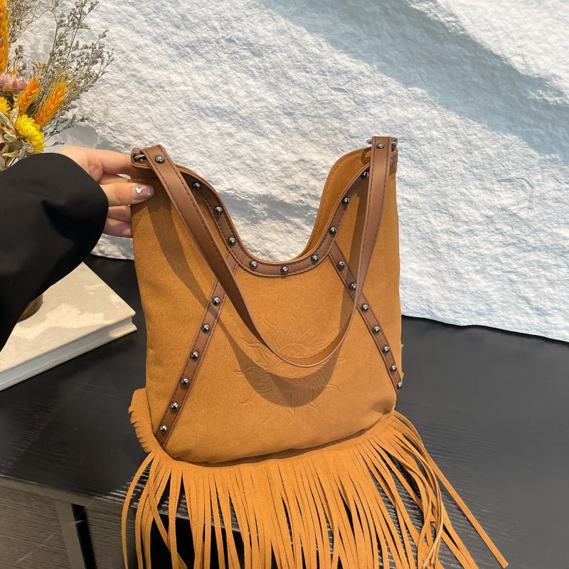 Fashion Rivet Shoulder Large-capacity Crossbody Bag $37.47 Dana Fashion Color: Black Women's Bags Product information: Color: black, green, red, brown Hardness: soft Material: PU Suitcase shape: Bucket Bag internal structure: zipper change bag Popular ele