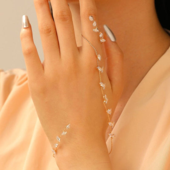 Fashion Simple Zircon Leaves Finger Chain $19.90 Dana Fashion Color: 03kc Gold Hand 8409 Women's Accessories Product information: Treatment Process: Electroplating Color: 01 kc gold mobile phone ring 5375,02 White k mobile phone ring 5469,03 kc gold Joint