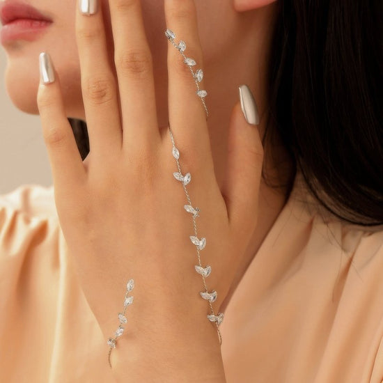 Fashion Simple Zircon Leaves Finger Chain $19.90 Dana Fashion Color: 01kc Gold Finger Ring 5375 Women's Accessories Product information: Treatment Process: Electroplating Color: 01 kc gold mobile phone ring 5375,02 White k mobile phone ring 5469,03 kc gol